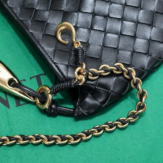 Batch 1860 Bv2024 early spring new product ⛓️Chain SARDINE 💙 Upgraded chain shoulder strap ⛓️ Chic and high-end, showing the fashion taste of urban women! Metal handles and classic weaving are combined together to perfectly integrate art and elegance. Through exquisite craftsmanship, new sardine-shaped handles are cast, and the brass material is the finishing touch. Each handle has a unique light-floating effect. The top-grade sheepskin material is woven to create a half-moon-shaped bag body, which has a fleshy touch and satisfies the preferences of those who pay attention to details. It is the most outstanding fashionable item for any occasion! 💕 Size: 33x20x4, Model: 6768#